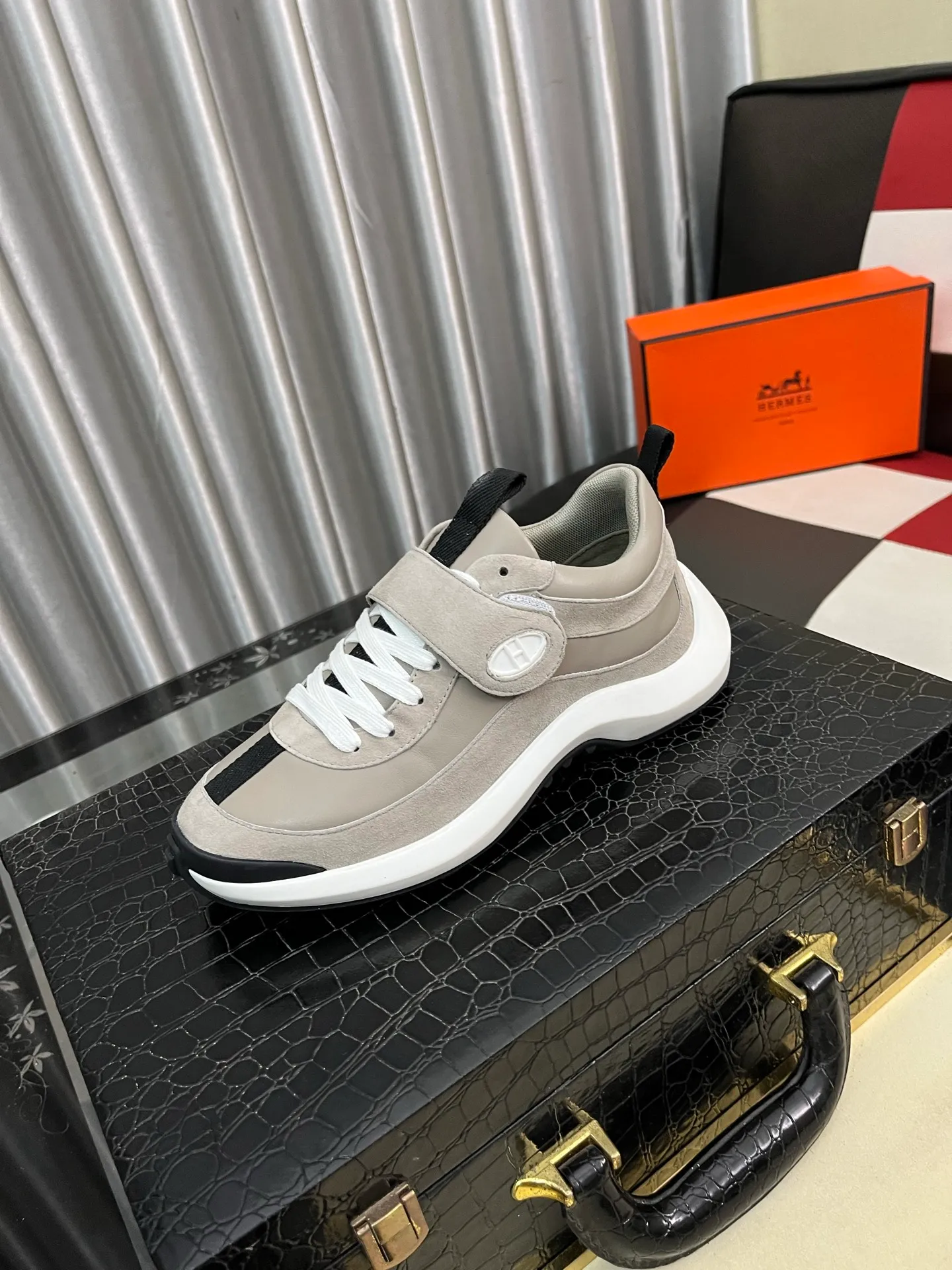 Men's shoes 💰660⌚️⌚️【HERMES】Hermès - High-end quality original order·Casual sports shoes -Upper: 🔝Nappa calfskin, suede calfskin, shoe body sewn brand ´H´ totem, tongue brand logo cloth label -Inner: water-dyed cowhide -Outsole: ultra-light TPU foam rubber; two-color molded outsole -Ultra-high quality control and fine workmanship: outstanding (high-end, noble and classy) -Size: 36-44 (45, can be customized)
